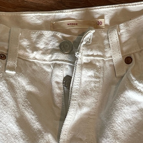Distressed white Levi’s Wedgies - Picture 2 of 2
